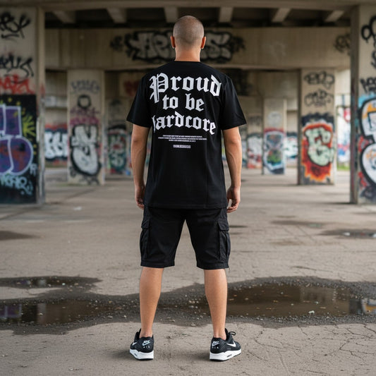Modello indossa t-shirt nera GABBERPLANET in cotone con stampa gotica bianca Proud to be hardcore sul retro