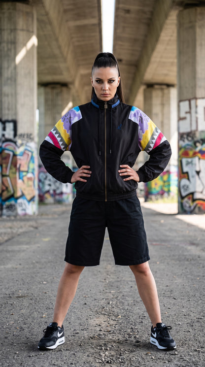 Giacca GABBERPLANET Australian Old Track nera con maniche stampate colorate, full zip e logo ricamato, stile anni 90