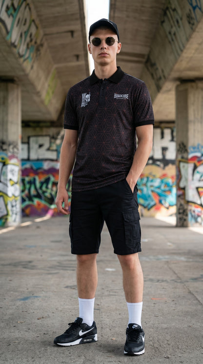 Modello indossa polo GABBERPLANET rossa e nera in poliestere con pattern geometrico e loghi 100% Hardcore
