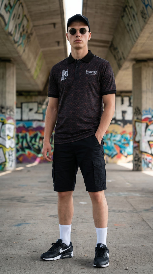 Modello indossa polo GABBERPLANET rossa e nera in poliestere con pattern geometrico e loghi 100% Hardcore