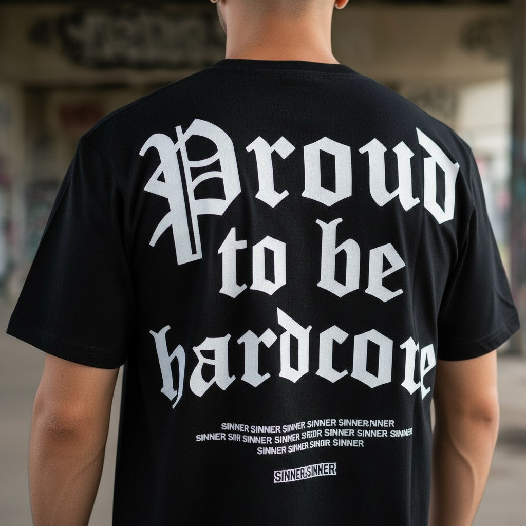 T-shirt nera GABBERPLANET in cotone con stampa gotica bianca Proud to be hardcore sul retro, vestibilità loose fit.