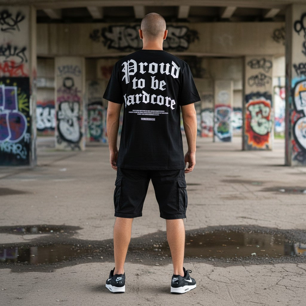Modello indossa t-shirt nera GABBERPLANET in cotone con stampa gotica bianca Proud to be hardcore sul retro