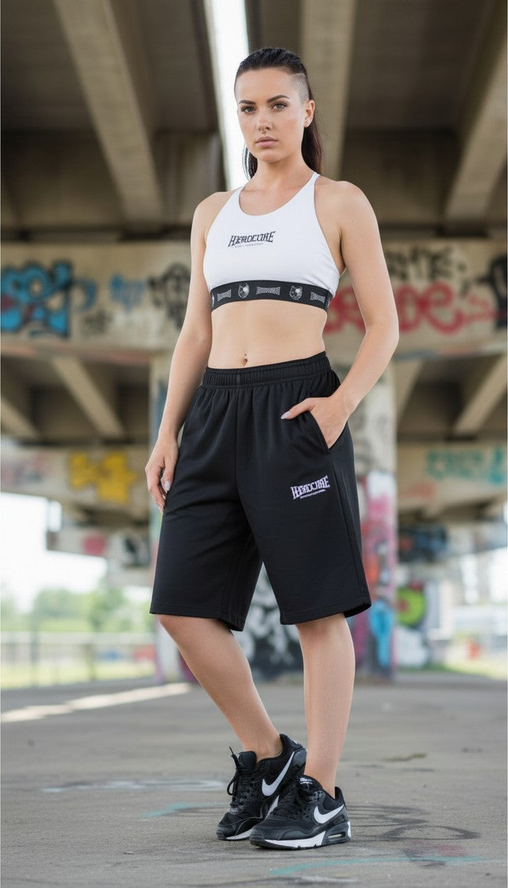 Top sportivo bianco GABBERPLANET con logo stampato, fascia elastica e spalline regolabili, indossato da una modella.