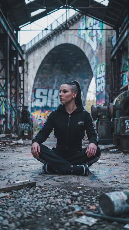 100% Hardcore Cropped Woman Joggingsuit Black